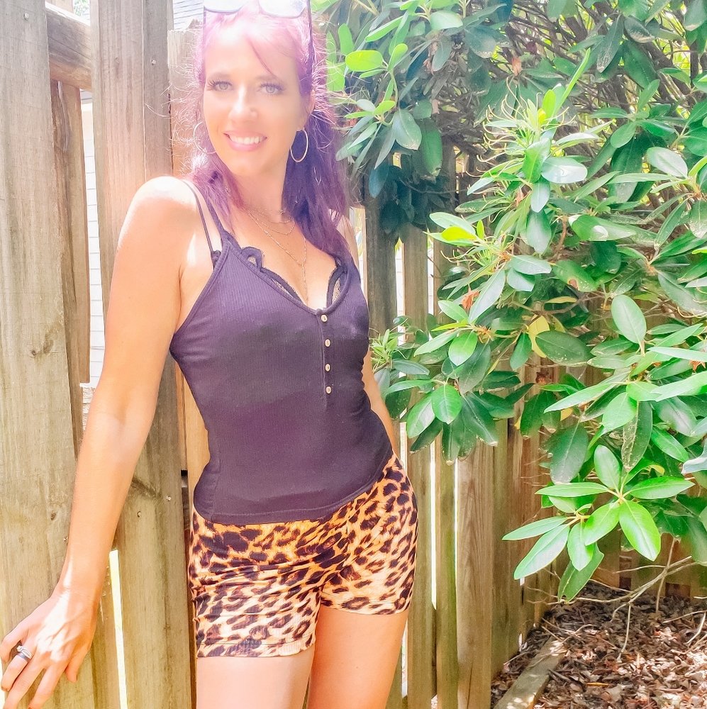 Ribbed leopard yoga shorts